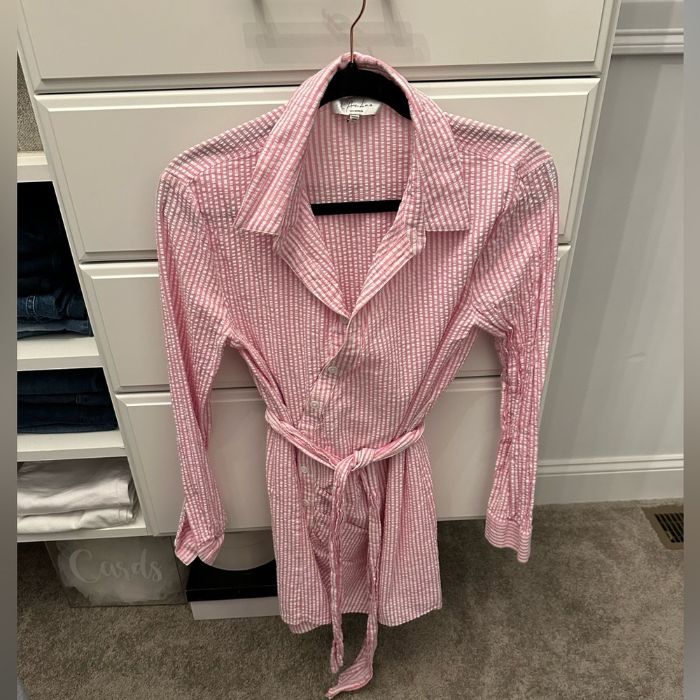 Asymmetric button line. Pink seer sucker dress with tie around the waist